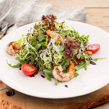 Салат с жареными креветками и овощами гриль в Чайхане Fusion